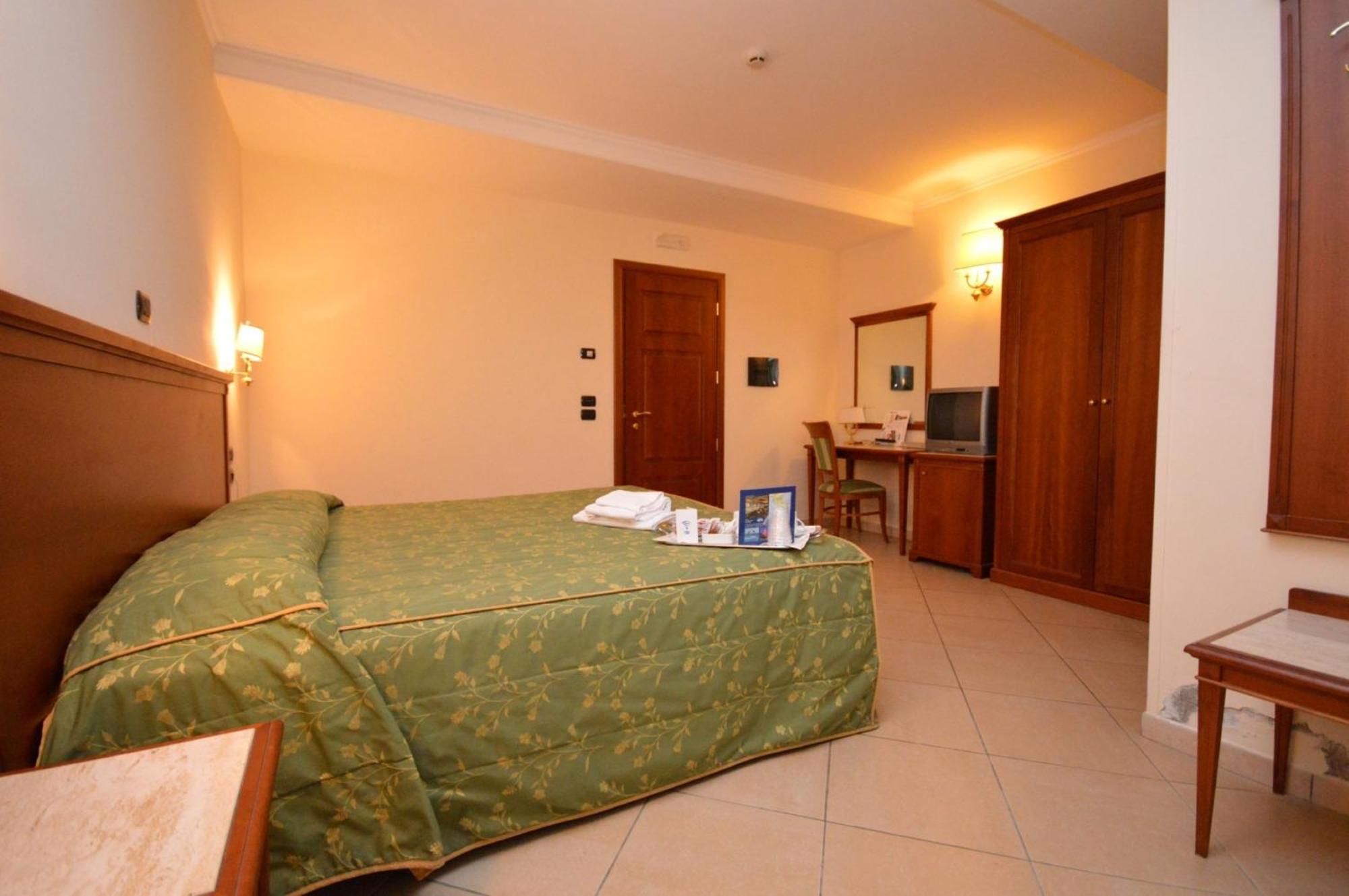 Hotel Residence Il Gabbiano Cirò Marina الغرفة الصورة